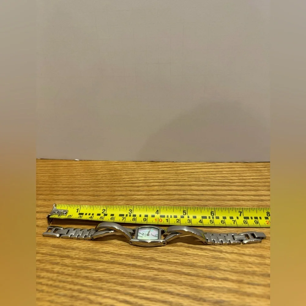 Vintage Fossil Silver Women's Watch with hologram type watch face